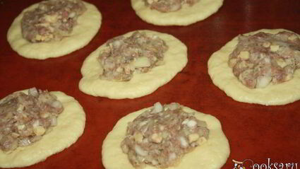 пироги с говядиной, сыром и пекинской капустой