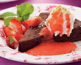 Шоколадный пирог с фисташковым мороженым