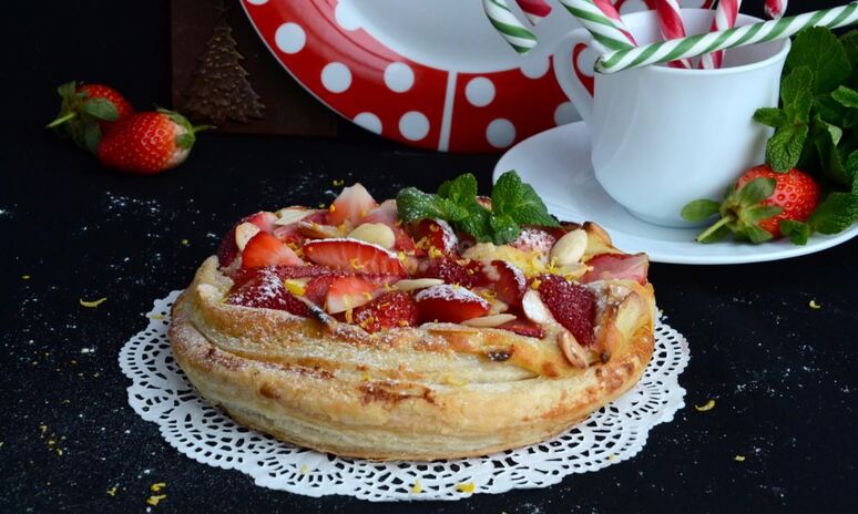 Рецепт слоеный пирог с клубникой