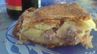 Слоеный пирог со свининой и картошкой