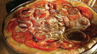 Традиционный греческий пирог с томатами и луком Ладения