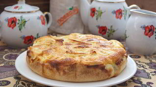 Яблочный пирог с вкуснейшей заливкой