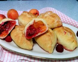 Дрожжевые пирожки с абрикосами и малиной