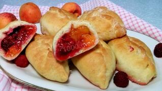 Дрожжевые пирожки с абрикосами и малиной
