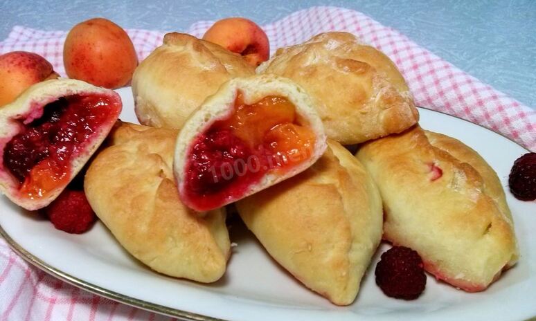Рецепт дрожжевые пирожки с абрикосами и малиной