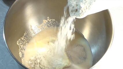 дрожжевые пирожки с абрикосами и малиной