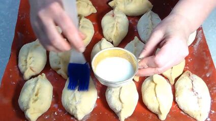 дрожжевые пирожки с абрикосами и малиной