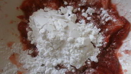 дрожжевые пирожки с творогом и клубникой