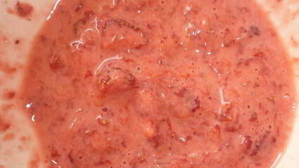 дрожжевые пирожки с творогом и клубникой