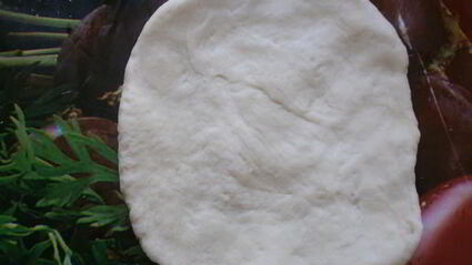 дрожжевые пирожки с творогом и клубникой