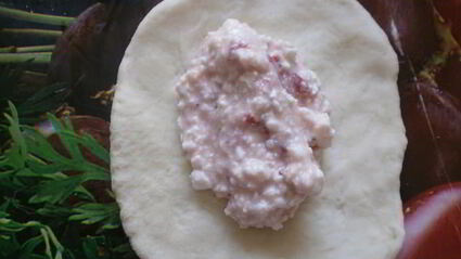 дрожжевые пирожки с творогом и клубникой