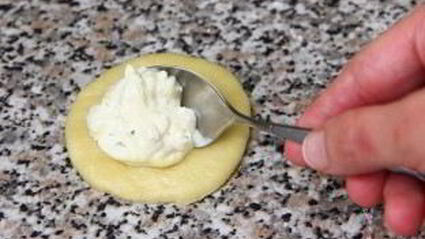 дрожжевые пирожки с творогом