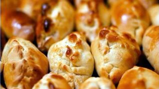 Дрожжевые пирожки с яблоками и бананом