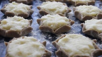 карельские пирожки с картошкой и яичным соусом