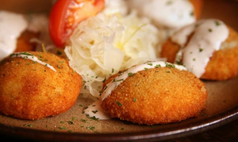 Рецепт картофельные пирожки под соусом с начинкой и овощами