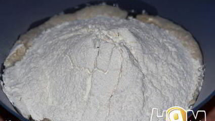 печеные пирожки с жареной капустой и яйцом