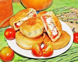 Пирожки бомбочки с помидорами и сыром