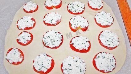пирожки бомбочки с помидорами и сыром