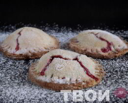 Пирожки из песочного теста с клубникой