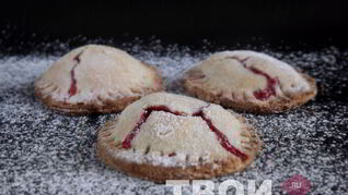 Пирожки из песочного теста с клубникой