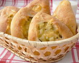 Пирожки из творожного теста с мясом и картошкой