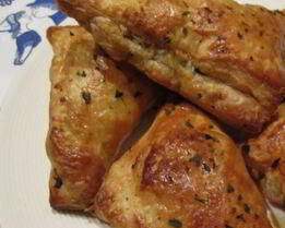 Пирожки с фаршем из слоеного теста