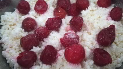 пирожки с творогом и вишней