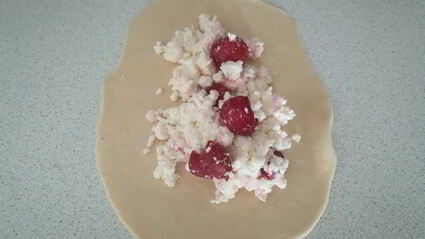 пирожки с творогом и вишней