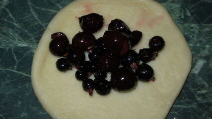 пирожки с вишней и черной смородиной