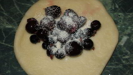 пирожки с вишней и черной смородиной