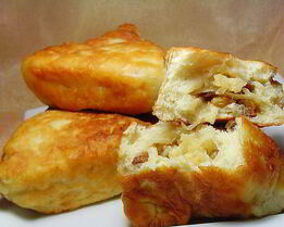 Пирожки с яблоками и изюмом на сковороде