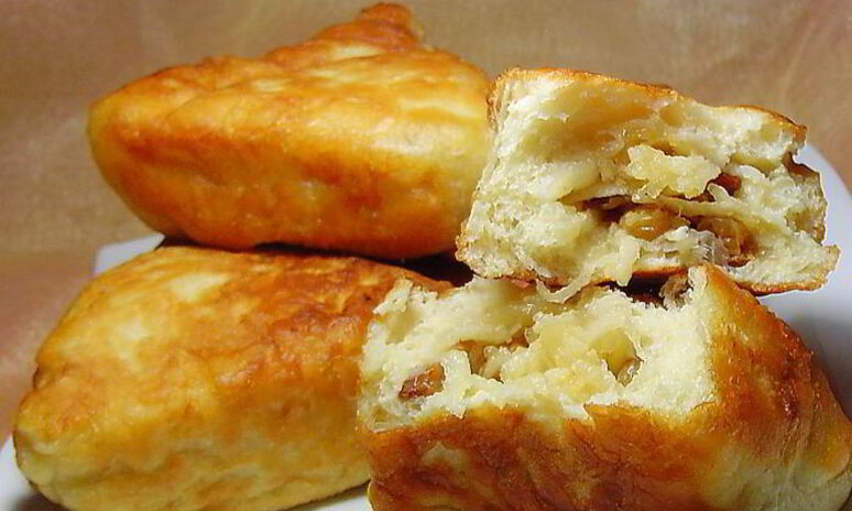 Рецепт пирожки с яблоками и изюмом на сковороде