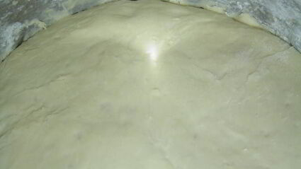 пирожки с яблоками и изюмом на сковороде