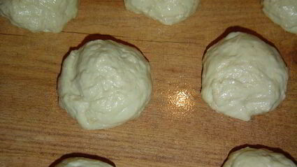 пирожки с яблоками и изюмом на сковороде