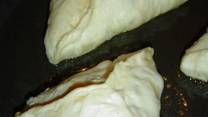 пирожки с яблоками и изюмом на сковороде