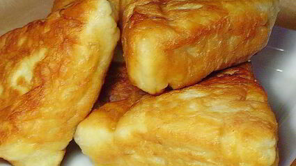 пирожки с яблоками и изюмом на сковороде