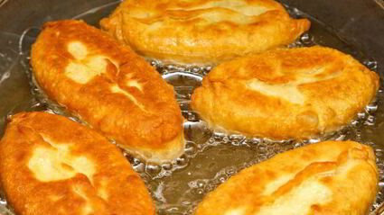 пирожки с ягодами на сковороде