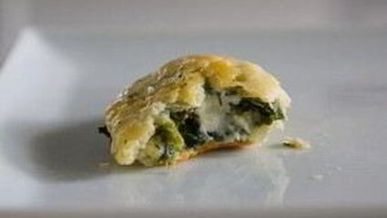 пирожки со шпинатом и сыром фета