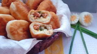 Пирожки весенние с луком и яйцом