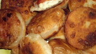 Пирожки жареные с творогом и помидорами