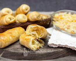 Постные слоеные пирожки с квашеной капустой