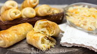 Постные слоеные пирожки с квашеной капустой