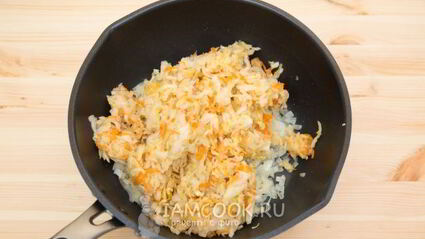 постные слоеные пирожки с квашеной капустой