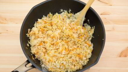 постные слоеные пирожки с квашеной капустой