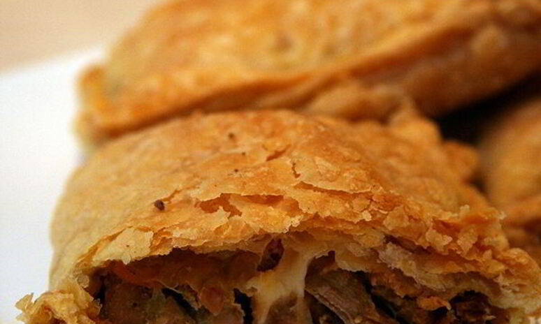 Рецепт слоеные пирожки с курицей и сыром