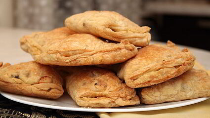 слоеные пирожки с курицей и сыром