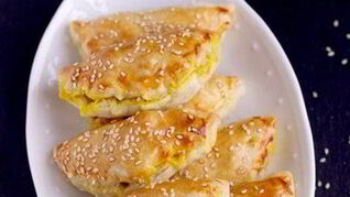 Слоеные пирожки с курицей карри