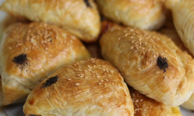 Рецепт слоеные пирожки с курицей, шпинатом и вялеными помидорами