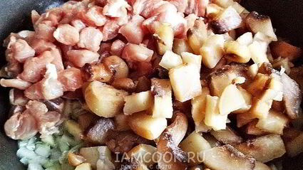 слоеные пирожки с мясом и грибами