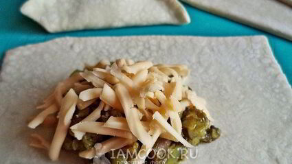 слоеные пирожки с мясом и грибами